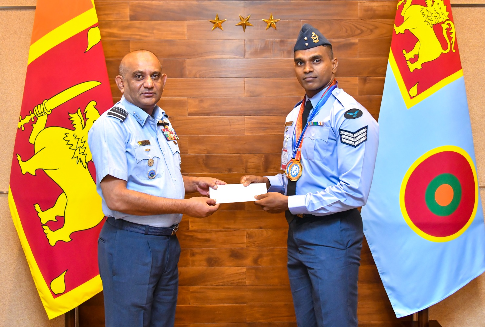 ලෝක වාර්තාවක් තබමින් රන් පදක්කම දිනූ දුලිත් දසනායකට ගුවන් හමුදාවෙන් උසස්වීමක්