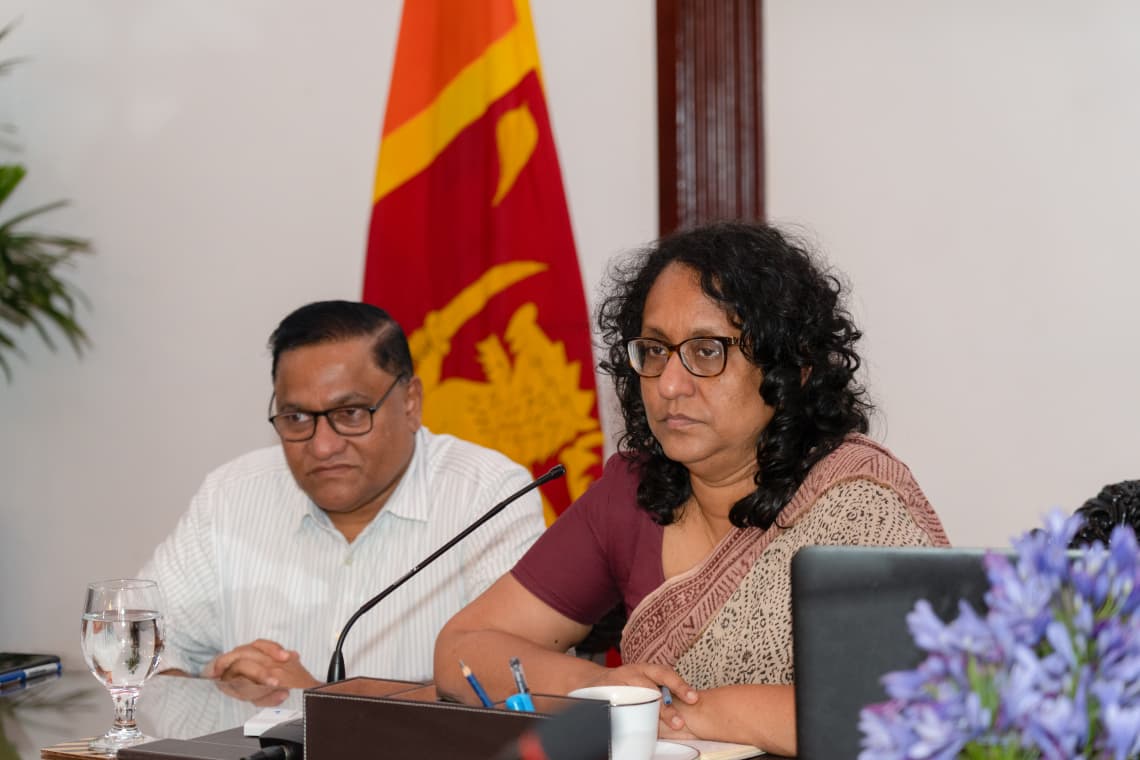 ජනතාවට හදිසි ආපදා සහන ලබා දීම සහ රට යථාතත්වයට පත්කර ගැනීම පිලිබඳ අග්‍රාමාත්‍යවරිය රාජ්‍ය තාන්ත්‍රික නියෝජිතයින් දැනුවත් කරයි