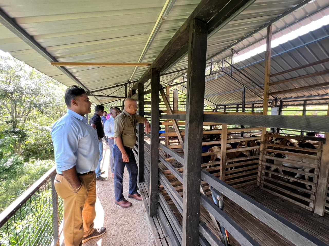 කෘෂිකර්ම ඇමැති මහබේරියතැන්න NLDB ගොවිපළ නිරීක්ෂණය කරයි