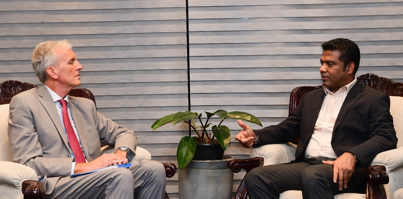 ලෝක ආහාර වැඩසටහනේ මෙරට නියෝජිත සහ මෙරට අධ්‍යක්ෂ පිලිප් වෝඩ් මහතා සහ සෞඛ්‍ය හා ජනමාධ්‍ය අමාත්‍යවරයා අතර හමුවක්.