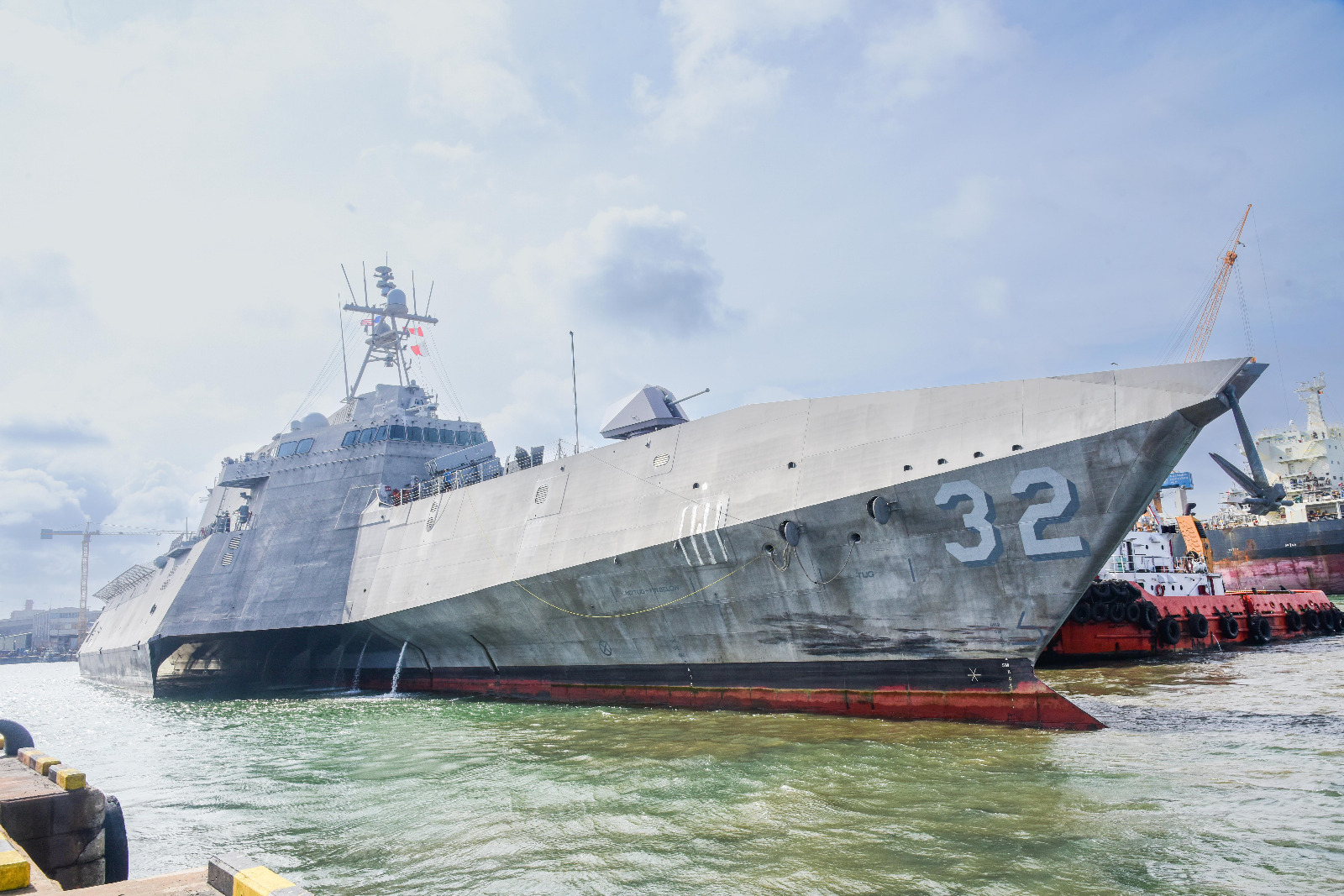 USS Santa Barbara arrives in Colombo
