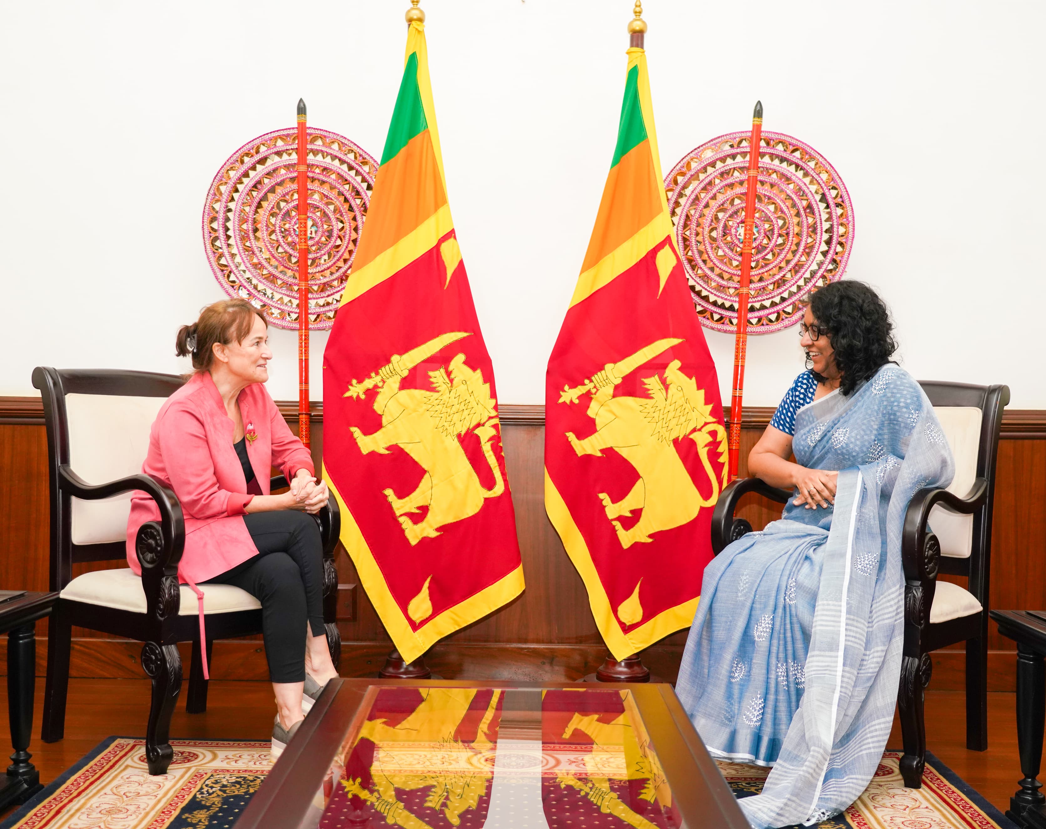 ධුරයෙන් ඉවත්ව යන මෙරට නෙදර්ලන්ත තානාපතිනිය සහ අගමැතිනිය අතර හමුවක් 
