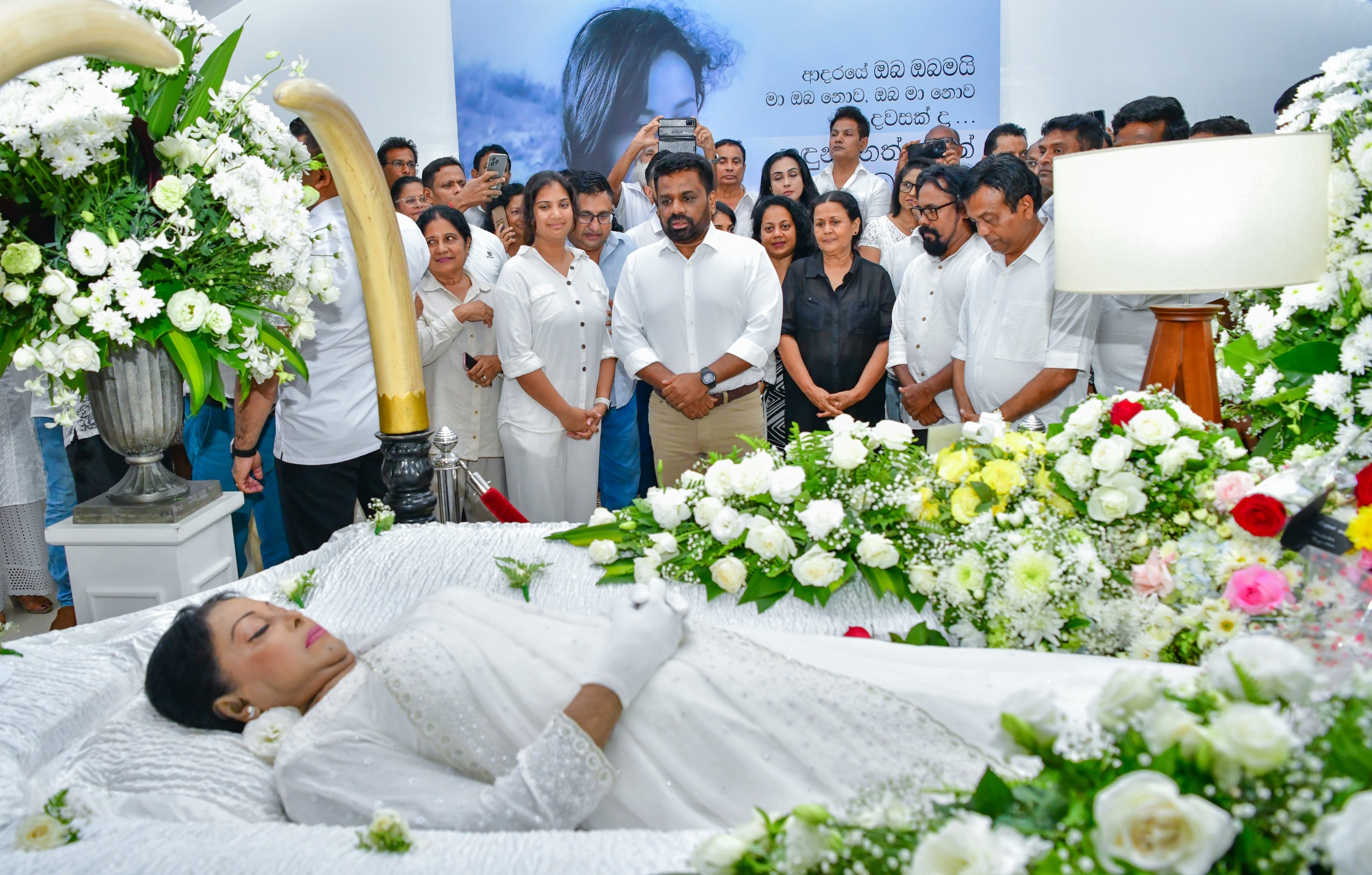 ජනපති ප්‍රවීණ රංගවේදිනී මාලනී ෆොන්සේකා මහත්මියගේ දේහයට අවසන් ගෞරව දක්වයි