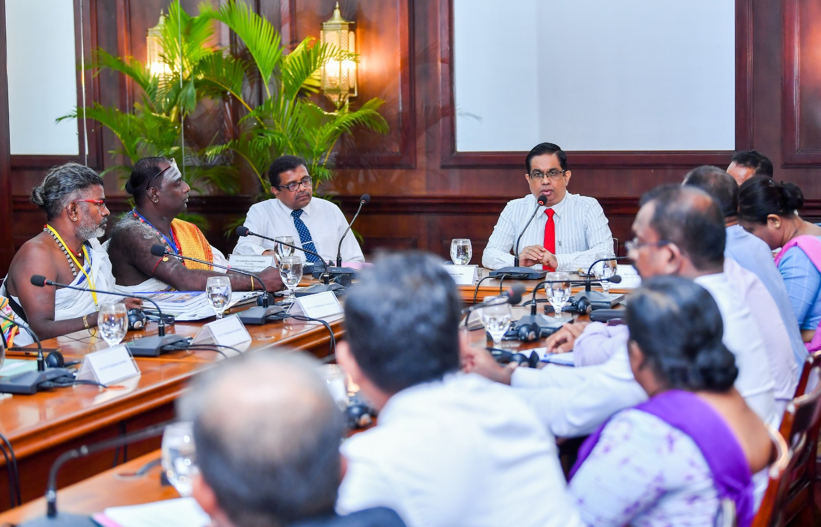 ශ්‍රී ලංකා කඳුරට හින්දු පූජකවරු පිරිසක් සහ ජනපති ලේකම් අතර හමුවක්