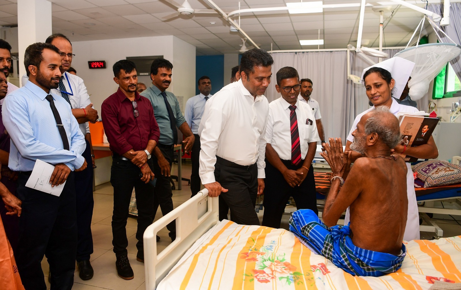 සෞඛ්‍ය හා ජනමාධ්‍ය අමාත්‍යවරයා මාන්කුලම් මූලික රෝහල පිළිබඳව විශේෂයෙන් සොයා බලයි 