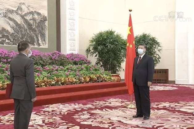 Kohona presents his credentials to Xi Jinping