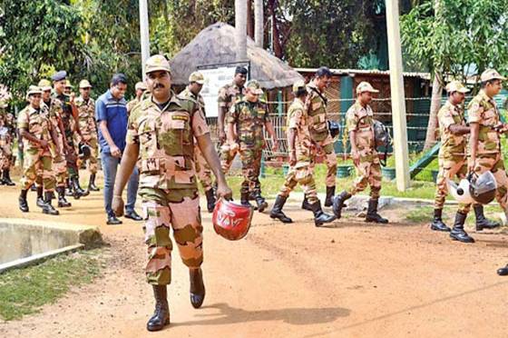 වැල්ලම්පිටිය සහ කටුනායක සිවිල් ආරක්ෂක බලකා කඳවුරු හුදකලා කරයි