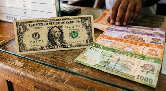 රුපියල එක් දිනකදී 2.7%කින් ඉහළ යයි